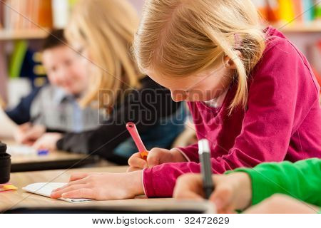Bildung - Schule Schülerinnen und Schüler an Primär- oder elementare, ihre Hausaufgaben machen oder mit einen Schule-test