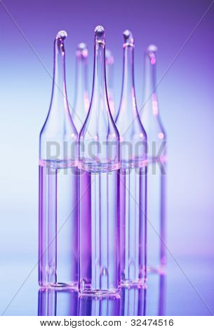 Ampules 얕은 깊이 필드 매크로 정 푸른 보라색에의