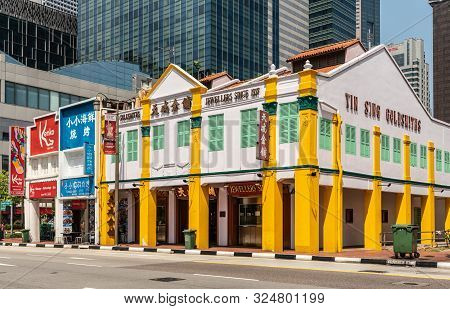 Singapore - March 22, 2019: Chinatown. Yin Sing Goldsmiths And Jewellers On South Bridge Road Is Lar