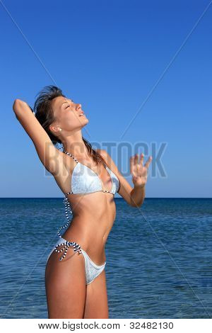 Sexet bikini pige på stranden