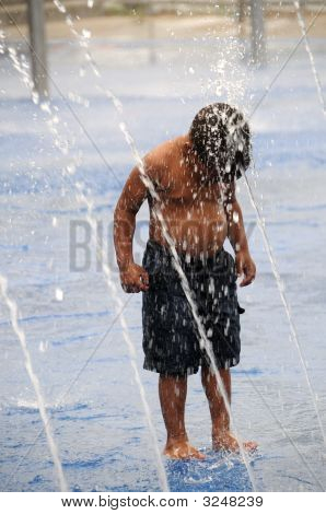 Bambino nella fontana
