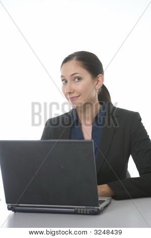 コンピューター作業の女性