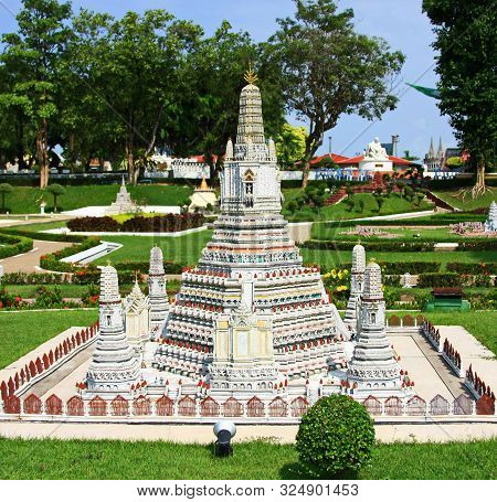 A Model Of Mini Wat Arun, Bangkok In Mini Siam Park In Pattaya City, Thailand In 10Th December, 2012