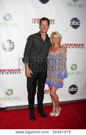 LOS ANGELES - APR 29: James Denton, Erin O'Brien Denton przybywa Wrap 