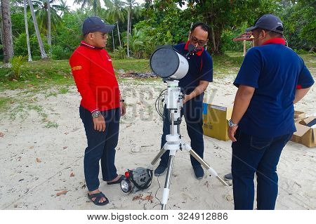 Labuan,malaysia-sept 29,2019:professional Astrophotography Telescope Equipped With Guider Scope & Ob