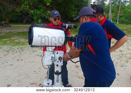 Labuan,malaysia-sept 29,2019:professional Astrophotography Telescope Equipped With Guider Scope & Ob