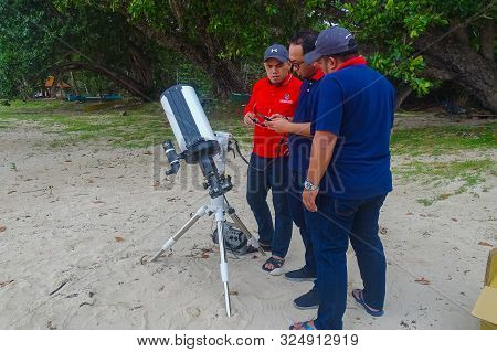 Labuan,malaysia-sept 29,2019:professional Astrophotography Telescope Equipped With Guider Scope & Ob
