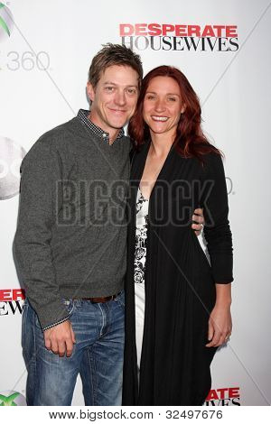 LOS ANGELES - APR 29: Kevin Rahm, kone ankommer til 
