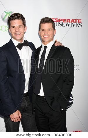LOS ANGELES - APR 29: Max Carver, Charlie Carver ankommer til 