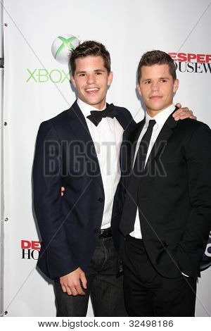 LOS ANGELES - APR 29: Max Carver, Charlie Carver ankommer til 