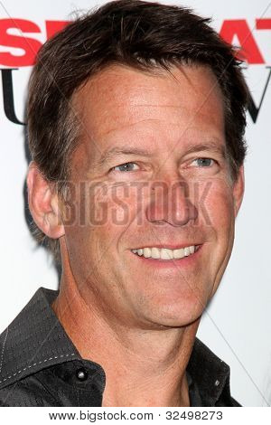 LOS ANGELES - APR 29: James Denton przybywa w stronę Wrap 