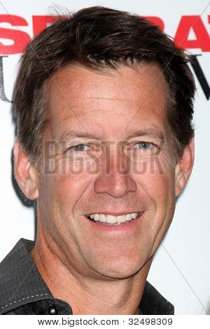 LOS ANGELES - APR 29: James Denton przybywa w stronę Wrap 
