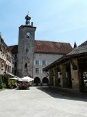 Středověká věž s hodinami a kryté tržiště