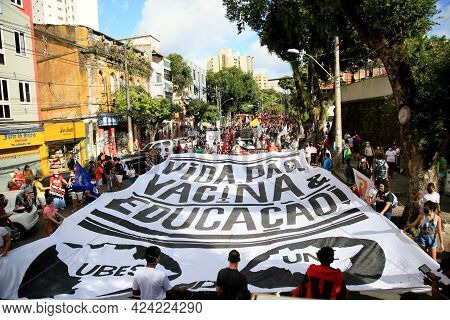 Salvador, Bahia, Brazil - Junho 19, 2021: Protesters Protest Against The Government Of President Jai