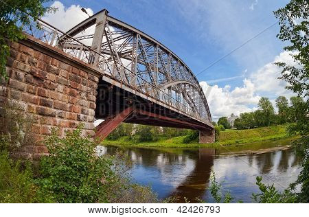 Stål bue broen over floden Msta. Novgorod, Rusland.