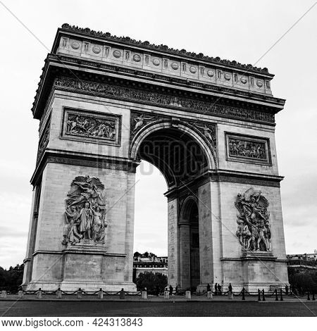 The Arc de Triomphe de l'Ãtoile in Paris, France