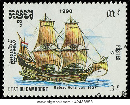 Camboya - alrededor de 1990: Un sello impreso en Camboya muestra imagen de un antiguo velero alrededor de 1990