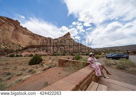Utah, Usa - May 14, 2021: Instagram Social Media Influencers Pose For Pictures At Captiol Reef Natio