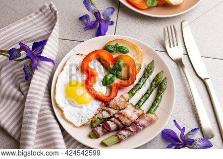 Toasted Egg With Asparagus, Bacon And Bell Pepper On A Plate. Delicious And Healthy Breakfast.