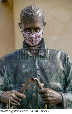 Alzo Di Pella - 07/12/2020 : Bronze Statue Of Worker With Mask Protection
