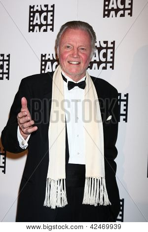 LOS ANGELES - 17 de fev: Jon Voight chega no 63º anual ACE Eddie Awards no Beverly Hilton 