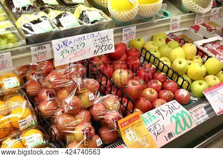 Tokyo, Japan - May 2018 : Beauty And Delicious Japanese Fruits Show At Shelf Of Local Supermarket.