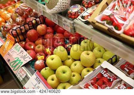 Tokyo, Japan - May 2018 : Beauty And Delicious Japanese Fruits Show At Shelf Of Local Supermarket.