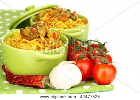 Köstlichen Pilaf mit Gemüse, isolated on white