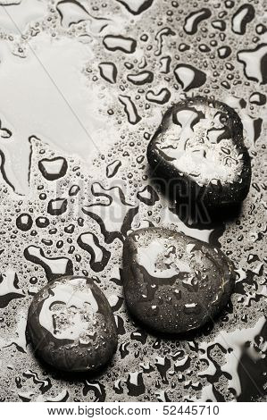 blak spa stones with water drops