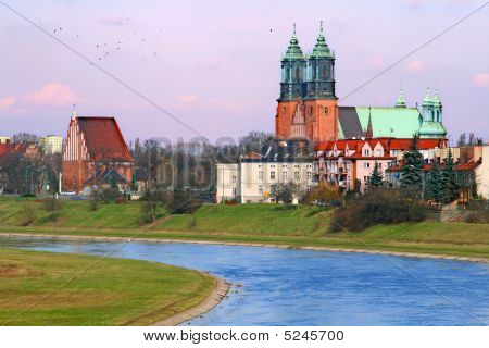 River und eine Kathedrale Kirche