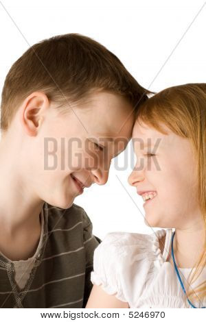Sœur et frère heureux