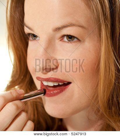 Donna applicando rossetto