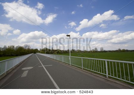 Brücke über eine Wiese