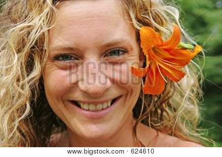 Mädchen mit Orange Blume hinter ihr Ohr