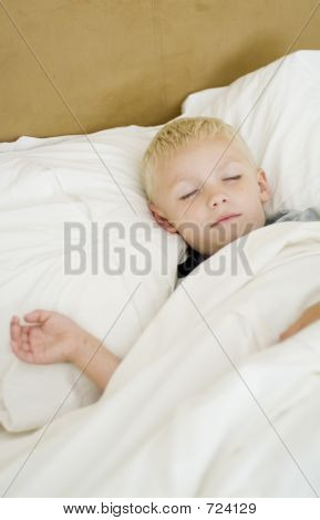 Quattro-anno-vecchio ragazzo dorme