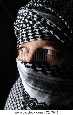 Mann mit arabischen palästinensischen Farben