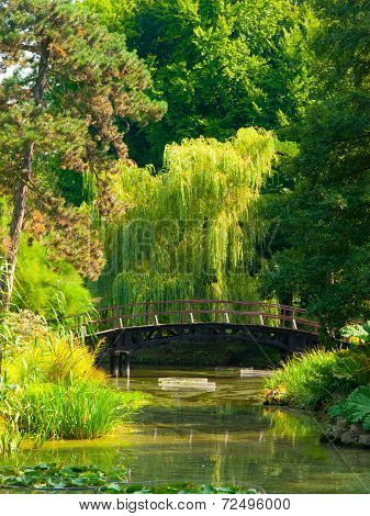 Garden bridge