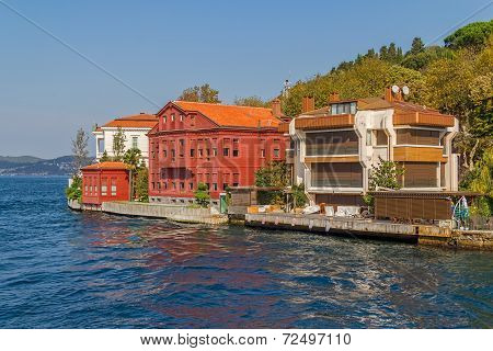 Kanlica Istanbul - houses on the shore