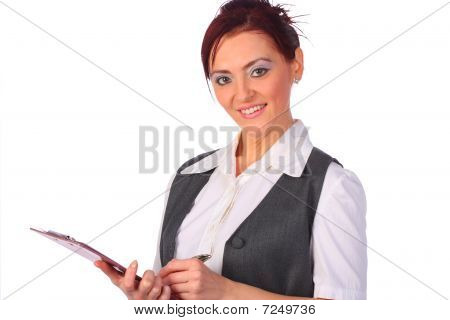 Elegante sorrindo empresária esperando e segurando uma prancheta, isolada no branco