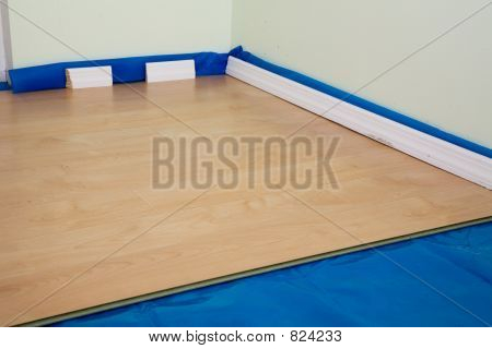 DIY-Projekt: die Hälfte fertig Laminatfußboden