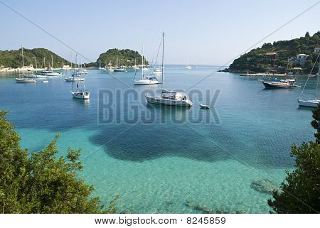 Barcos à vela na água azul