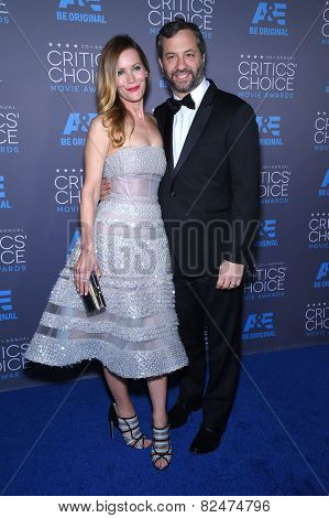 LOS ANGELES - JAN 16:  Judd Apatow & Leslie Mann arrives to the Critics' Choice Awards 2015  on January 16, 2015 in Hollywood, CA                