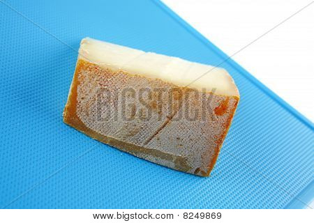 leichte Gauda Käse auf blau