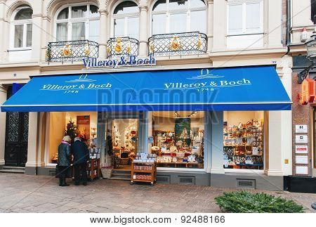 Villeroy & Boch Window Shopping On In The Evenin