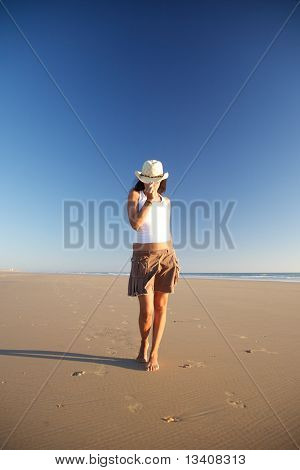 해변에서 산책 하는 모자와 앞 여자