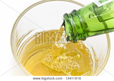 Nalil pivo do skla