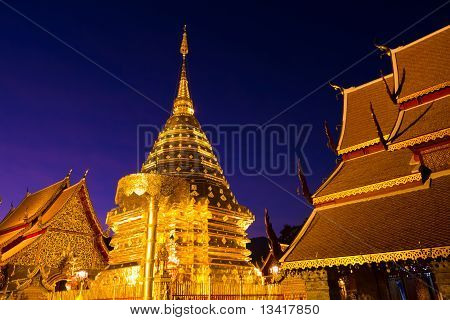 Stupa doré Phrathathdoisuthep Temple Thailand dans Twilight Time