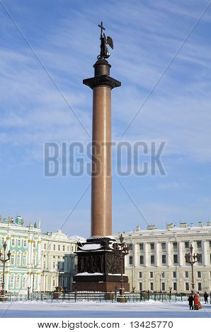 Colonne d'Alexandre sur la place du palais dans la neige-couvertes. St. Peter