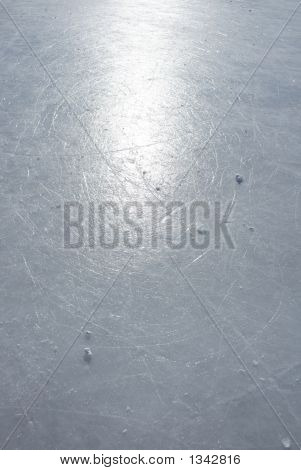  Reflexion der Sonne auf der Oberfläche der Eishalle
