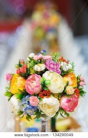 beatiful decoration of wedding table with flowers